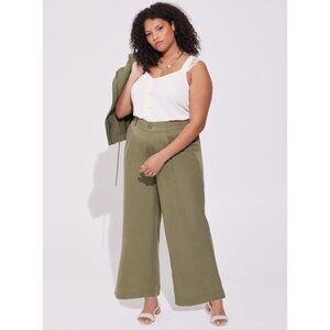 NWT Torrid Studio Crepe de Chine Lace Trim Button Front Tank